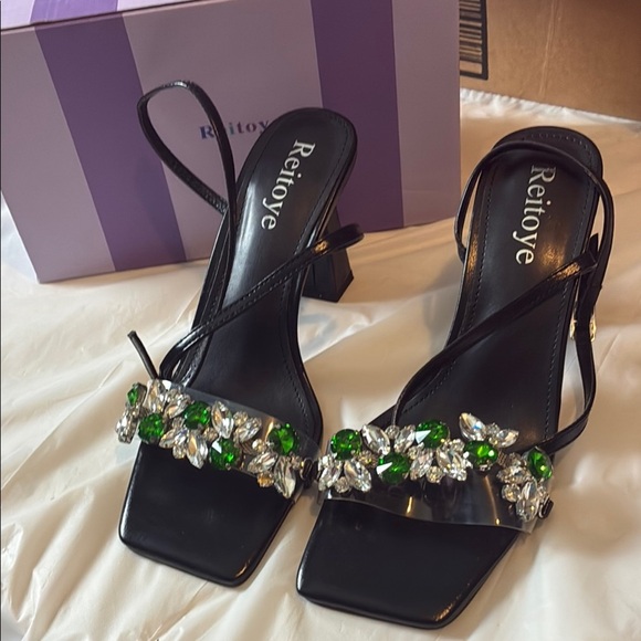 Elegant Black and Green Heels with Stylish Design - Picture 1 of 6